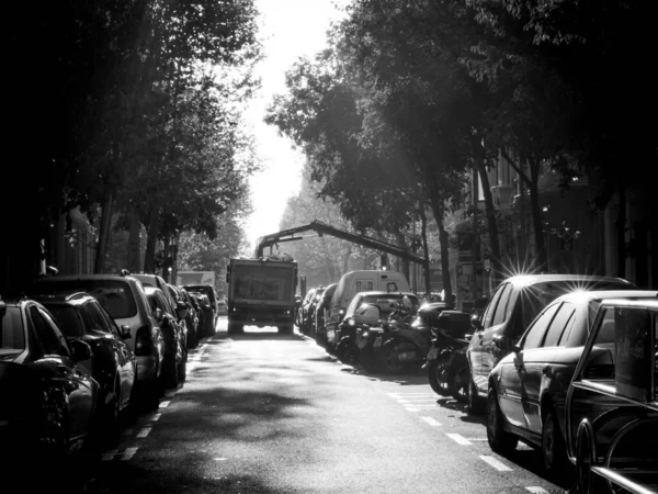 加泰罗尼亚街停放汽车的黑白照片 — 图库照片
