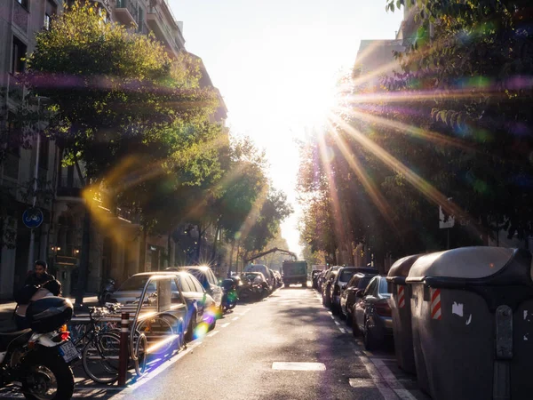 Ηλιακό φως πάνω από το μικρό ισπανικό δρόμο με σταθμευμένα αυτοκίνητα, — Φωτογραφία Αρχείου