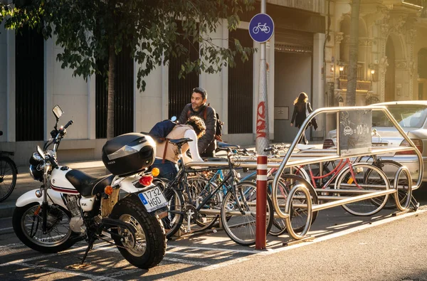 Mujer y hombre en bicicleta aparcando sus bicicletas —  Fotos de Stock