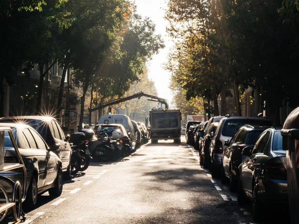 Boş Barcelona caddesi, park etmiş arabalar, yayalar... — Stok fotoğraf