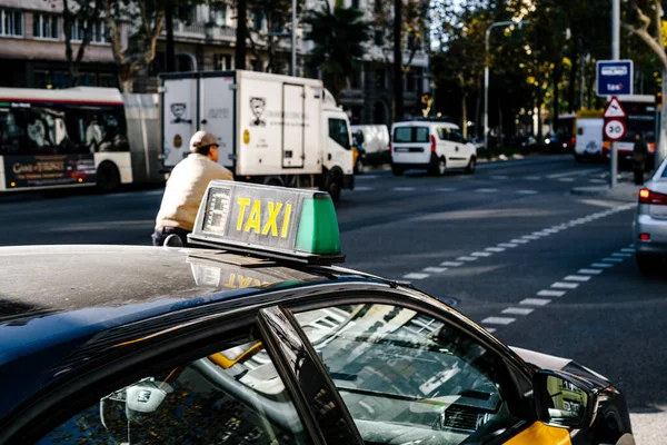 Taxi opieki logotyp na dachu z dużym natężeniem ruchu — Zdjęcie stockowe