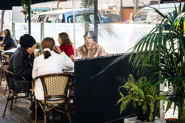 İnsanlar açık bar terasında eğleniyor. — Stok fotoğraf