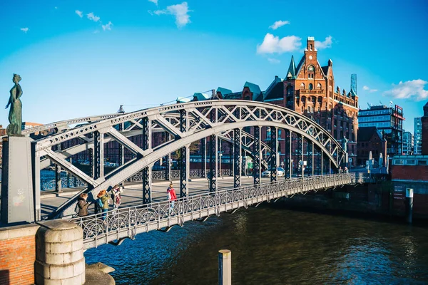 Brooksbrucke ponte com grupo de meninas caminhando — Fotografia de Stock