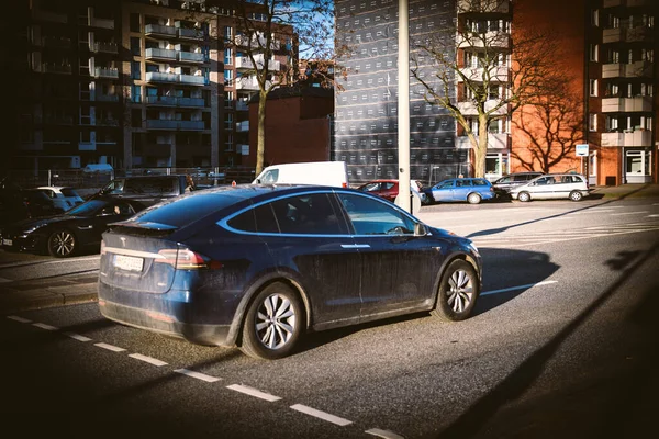 Vue latérale de la voiture électrique noire Tesla Model X — Photo