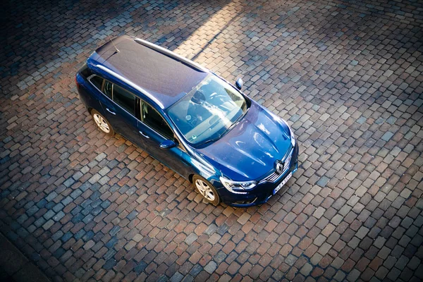Widok z góry widok niebieski nowy Renault Wagon — Zdjęcie stockowe