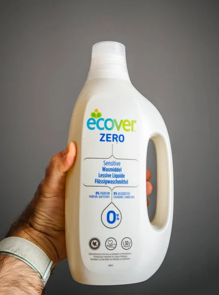 Мужская рука держит моющее средство Ecover Zero Sensitive — стоковое фото