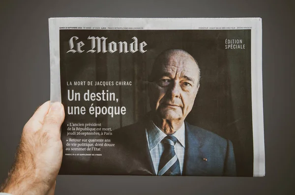 Edición especial del periódico francés Le Monde con Jacques Chirac — Foto de Stock