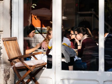 emale arkadaşlar kızlar kafe içinde konuşan kadınlar