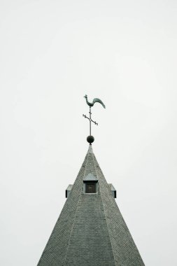 Güzel Ostend Kilise Kulesi 'nin haçı 