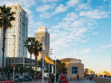 Torre Mapfre Sigorta Şirketi Merkezi ve Yayalar