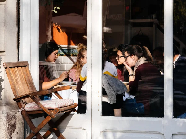 Emale arkadaşlar kızlar kafe içinde konuşan kadınlar — Stok fotoğraf