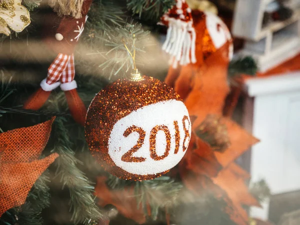 2018 červená skleněná koule na vánočním stromečku — Stock fotografie