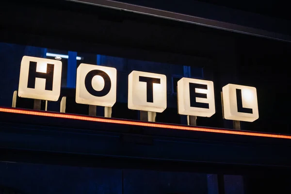 Señal de texto del hotel en las lámparas blancas cuadradas iluminadas —  Fotos de Stock