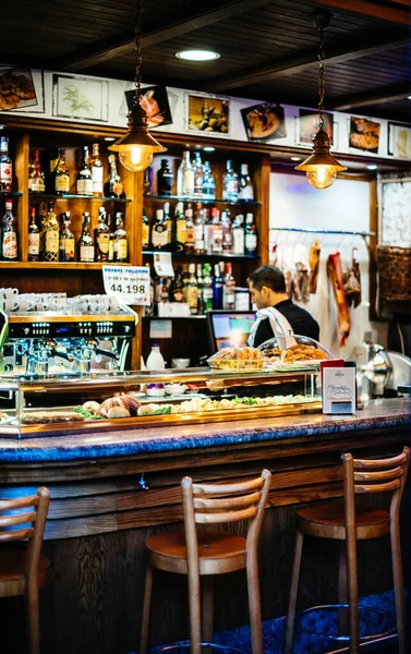 Atalan Café-Bar mit verschiedenen Sandwiches und Getränken — Stockfoto