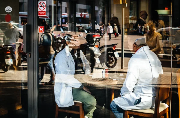 Vista dalla coppia di strada discutendo all'interno bar terrazza caffè — Foto Stock