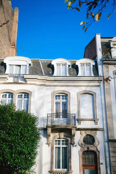 Piękny francuski balkon i okna drewniane ozdobione drzwi — Zdjęcie stockowe