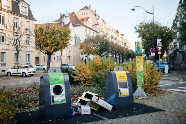 Francuska ulica z podziemnymi pojemnikami na odpady — Zdjęcie stockowe