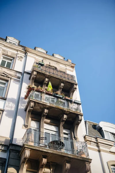 Balcón francés bajo ángulo vista lujo Inmobiliaria — Foto de Stock