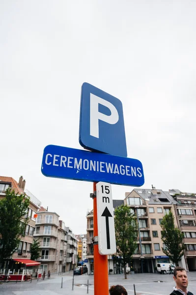 Ceremoniewagens - översatt som bröllop Ceremoni bilar parkering tecken — Stockfoto