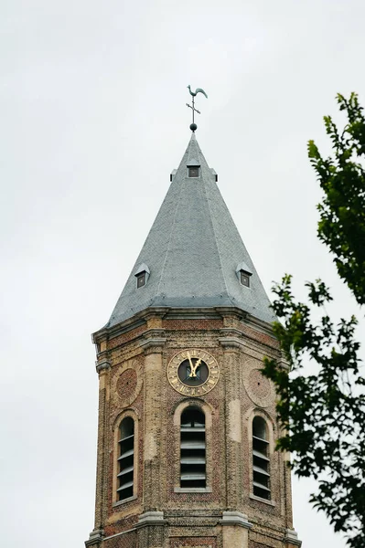 Hermosa torre de la iglesia ostend con reloj de oro — Foto de Stock