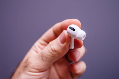 Yeni Apple Bilgisayar Airpod 'ları Pro kulaklıklar