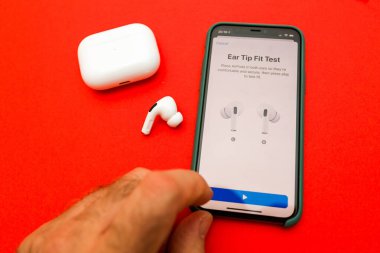 Yeni Apple Bilgisayar Airpod 'ları Pro kulaklıklar ve iPhone 11 Pro