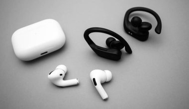 Yeni Apple Bilgisayar Airpod 'ları Pro kulaklıklar