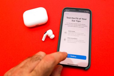 Yeni Apple Bilgisayar Airpod 'ları Pro kulaklıklar ve iPhone 11 Pro