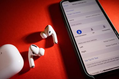 Yeni Apple Bilgisayar Airpod 'ları Pro kulaklıklar