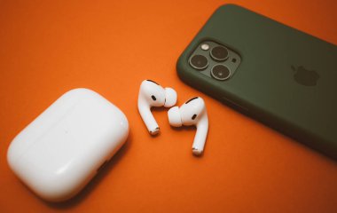 Yeni Apple Bilgisayar Airpod 'ları Pro kulaklıklar
