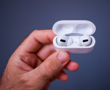Yeni Apple Bilgisayar Airpod 'ları Pro kulaklıklar
