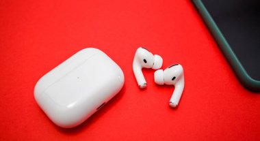 Yeni Apple Bilgisayar Airpod 'ları Pro kulaklıklar
