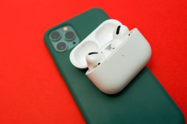 Yeni Apple Bilgisayarları Airpod Pro kulaklıklar iPhone 11 Pro