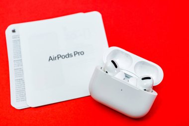 Yeni Apple Bilgisayar Airpod 'ları Pro kulaklıklar