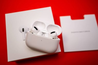Yeni Apple Bilgisayar Airpod 'ları Pro kulaklıklar