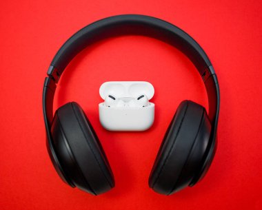 Yeni Apple Bilgisayar Airpod 'ları Pro kulaklıklar