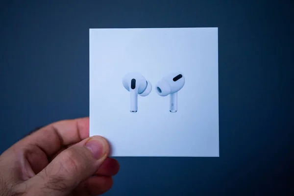 Нові комп'ютери Apple Airpods Pro навушники — стокове фото