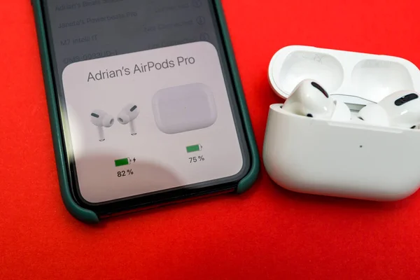 Новые наушники Apple Computers AirPods Pro — стоковое фото