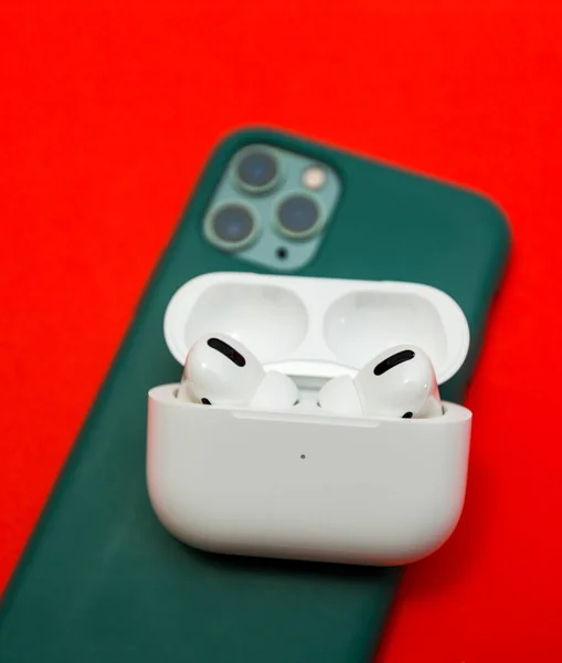 New Apple Computers Airpods Pro навушники на iphone 11 Pro — стокове фото