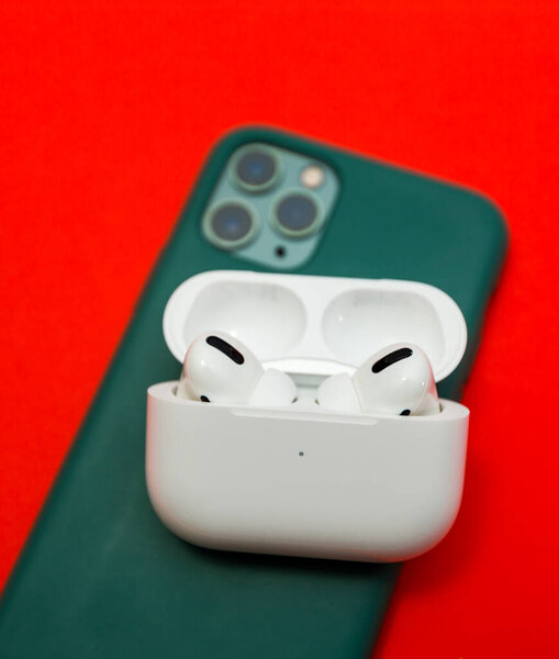 Новые наушники Apple Computers AirPods Pro на iPhone 11 Pro
