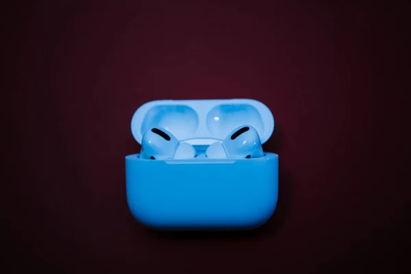 Uudet Apple-tietokoneet AirPods Pro kuulokkeet — kuvapankkivalokuva