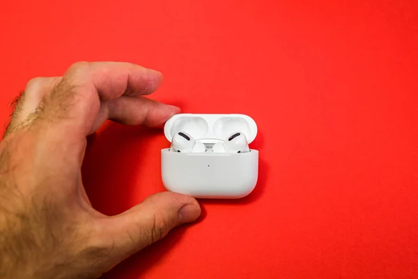 New Apple Computers AirPods Pro headphones hand open charging box — Stock fotografie