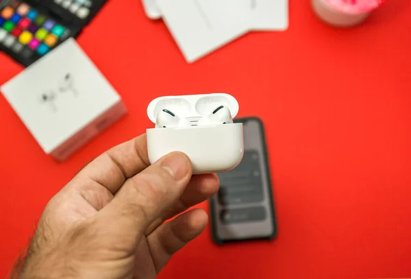 Нові комп'ютери Apple Airpods Pro навушники — стокове фото