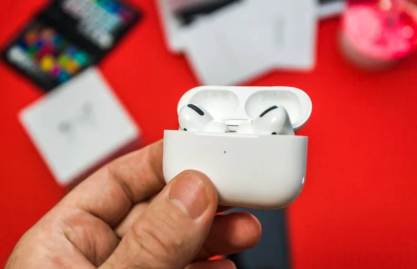 Нові комп'ютери Apple Airpods Pro навушники — стокове фото