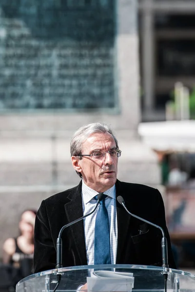 Mayor of Strasbourg, Roland Ries delivering a speech in central Strasbourg Place Kleber — Stock Photo, Image