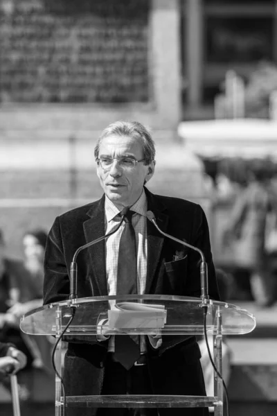 Mayor of Strasbourg, Roland Ries delivering a speech in central Strasbourg Place Kleber — Stock Photo, Image