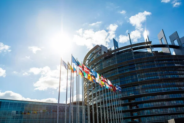 Μεγάλη πρόσοψη Ευρωπαϊκό Κοινοβούλιο κτίριο στο Στρασβούργο με όλες τις σημαίες των κρατών μελών της ΕΕ, συμπεριλαμβανομένου του Ηνωμένου Βασιλείου — Φωτογραφία Αρχείου