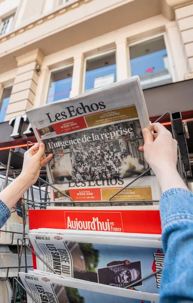 Periódico económico Les Echos con imagen de portada con calle peatonal comercial — Foto de Stock