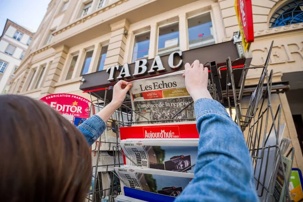 Les Echos ekonomi gazetesi, sokak alışverişiyle kamuflajlı. — Stok fotoğraf