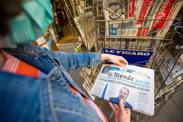 Le Monde Fransız gazetesi Edouard Philippe Fransız başbakanıyla kapak fotoğrafı içeriyor — Stok fotoğraf